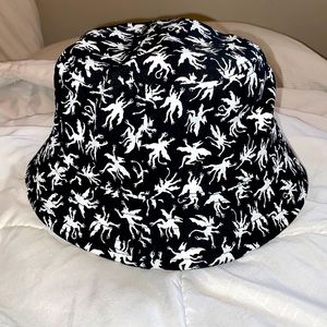 ONE SIZE - Black and White bucket hat